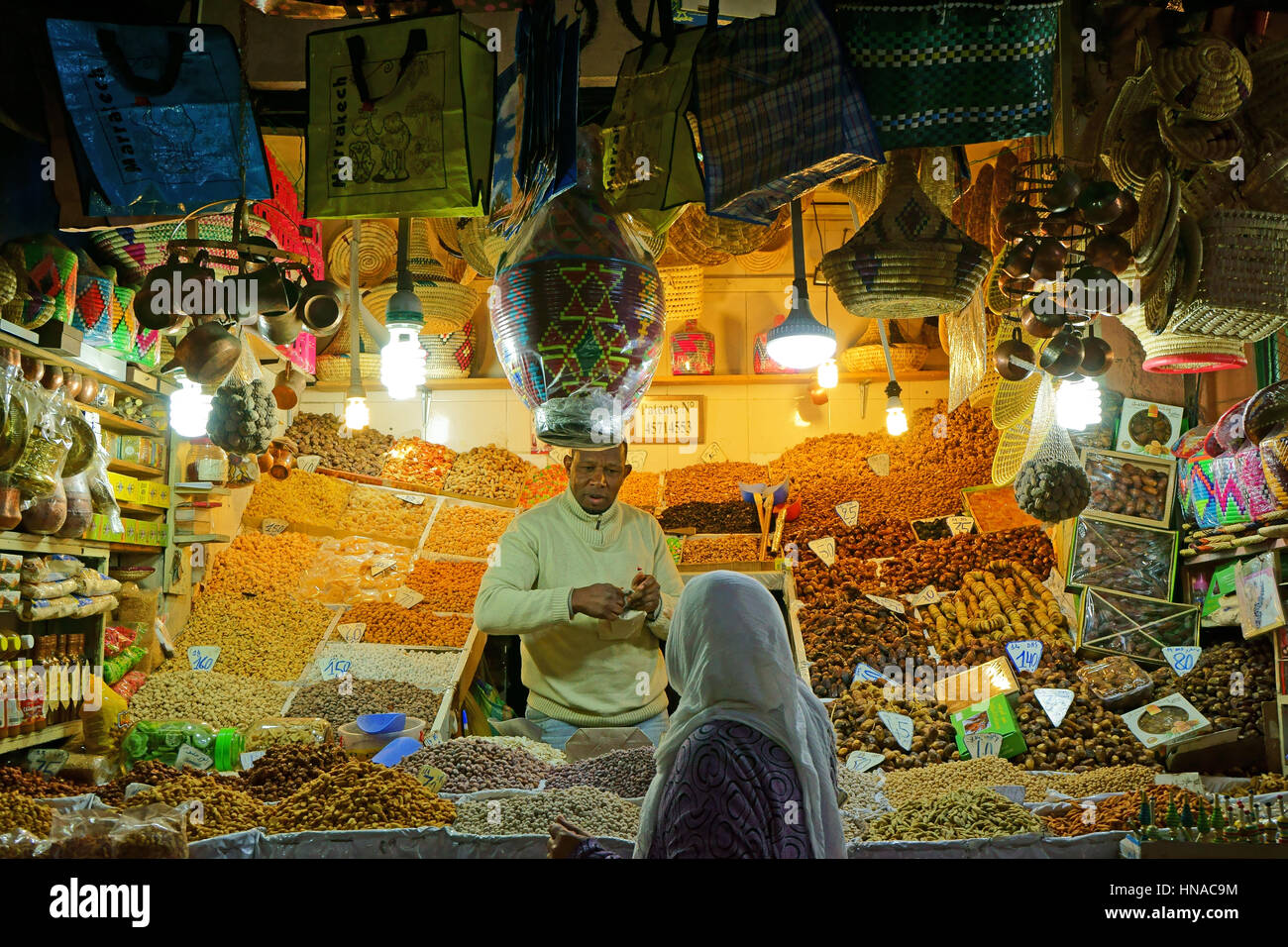 Speichern von Nüssen und Früchten im Souk El Kessabine, Medina, Marrakesch, Marokko Stockfoto