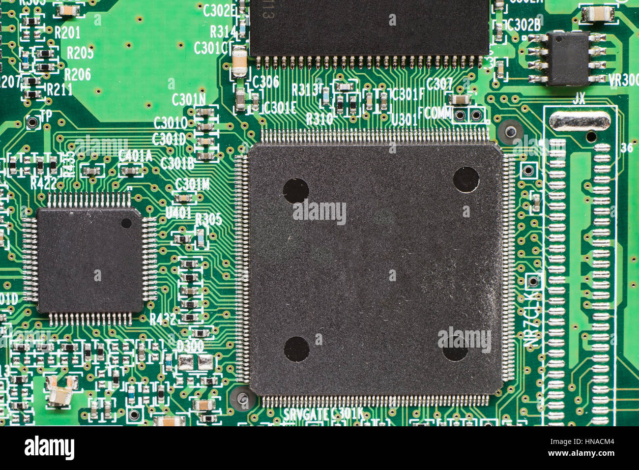 Nahaufnahme eines elektronischen Leiterplatte mit Microcontroller und Komponenten; Stockfoto
