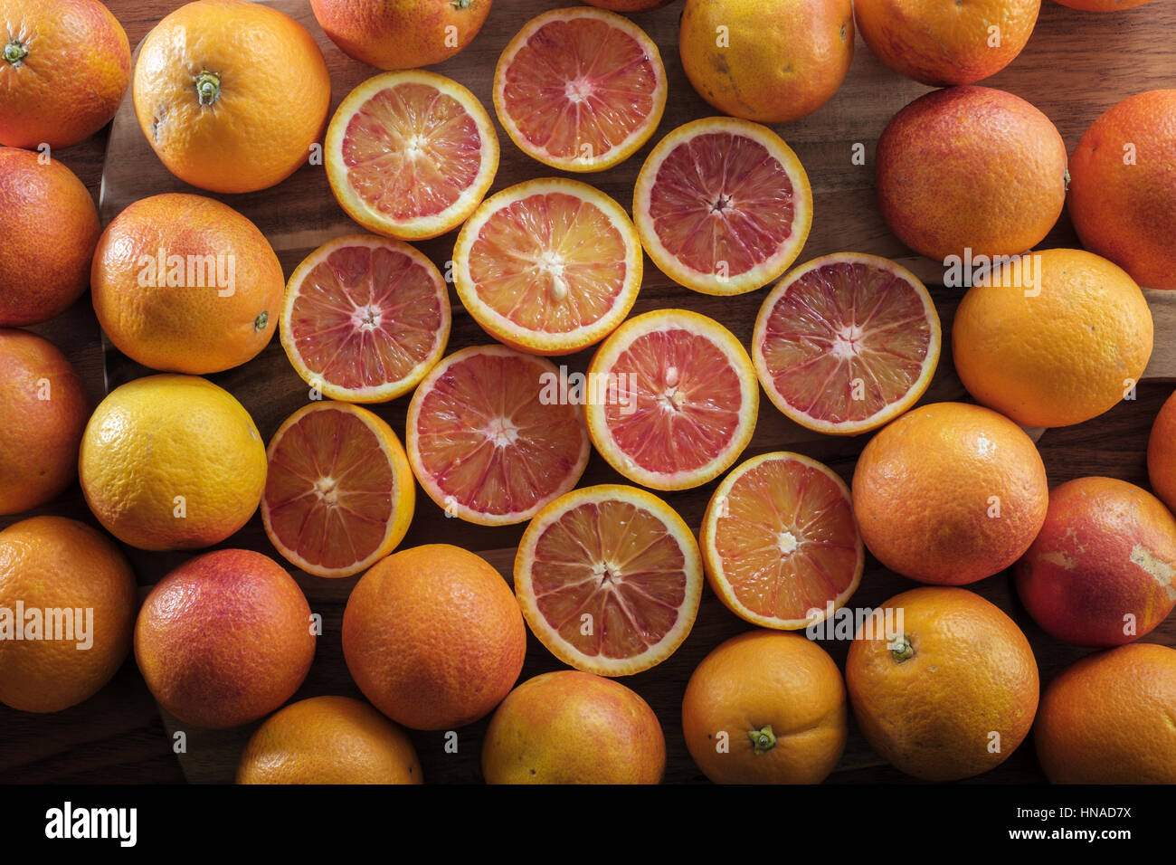 Orangen auf Holztisch - von oben Stockfoto