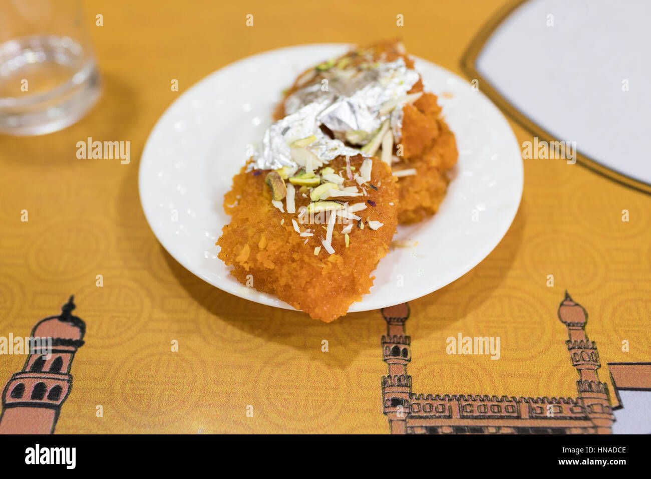 Doppelte Ka Meetha ist beliebt Hyderabadi Dessert mit geröstetem Brot eingeweicht in Zuckersirup mit einem Hauch von Safran und garniert mit Nüssen und Warq Stockfoto