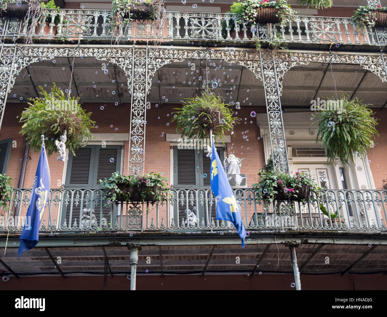 Bubbles Blow aus einem reich verzierten Balkon in New Orleans am Faschingsdienstag Stockfoto