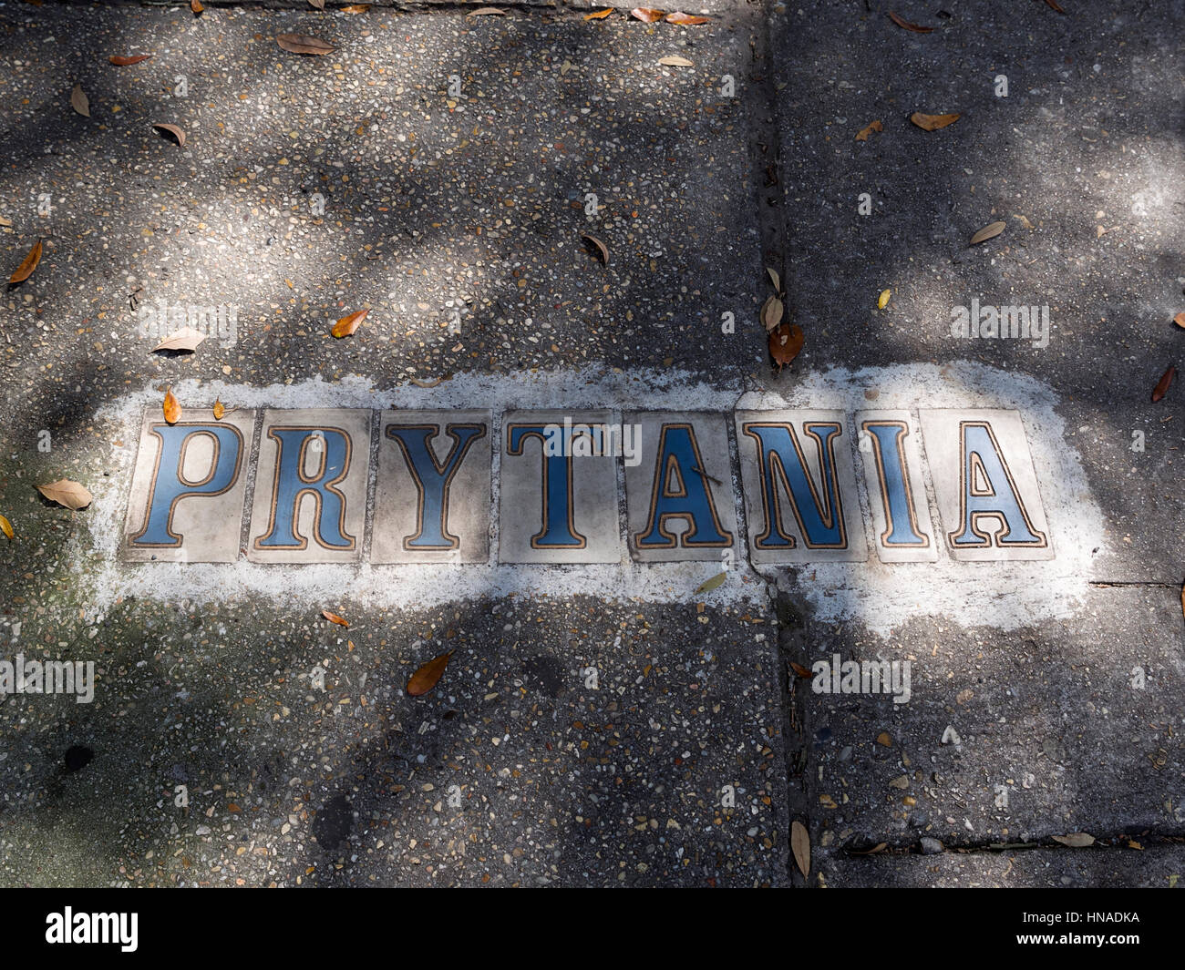 Straßennamen auf dem Bürgersteig im Garden District von New Orleans Stockfoto