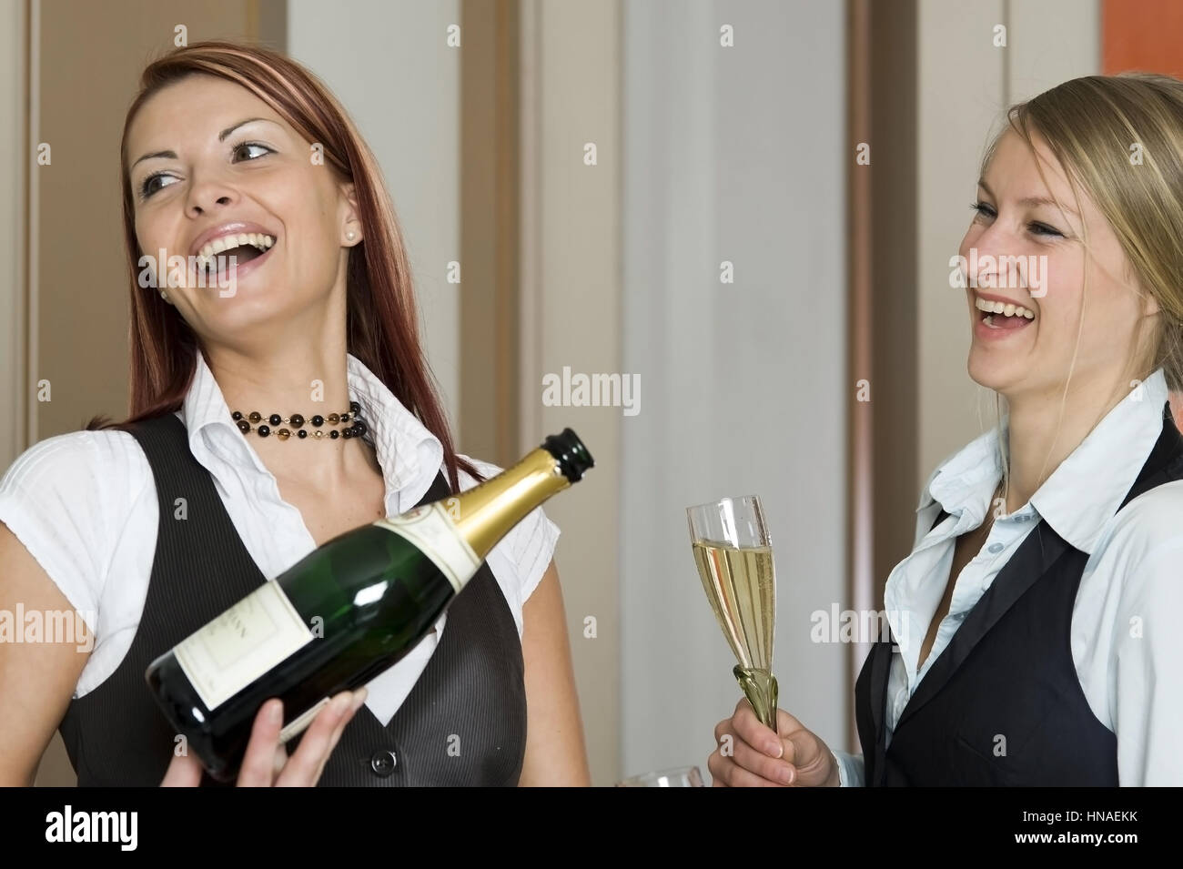 Zwei Froehliche Frauen Trinken Gemeinsam Sekt - Wein-zwei glückliche Frauen trinken Sekt Stockfoto