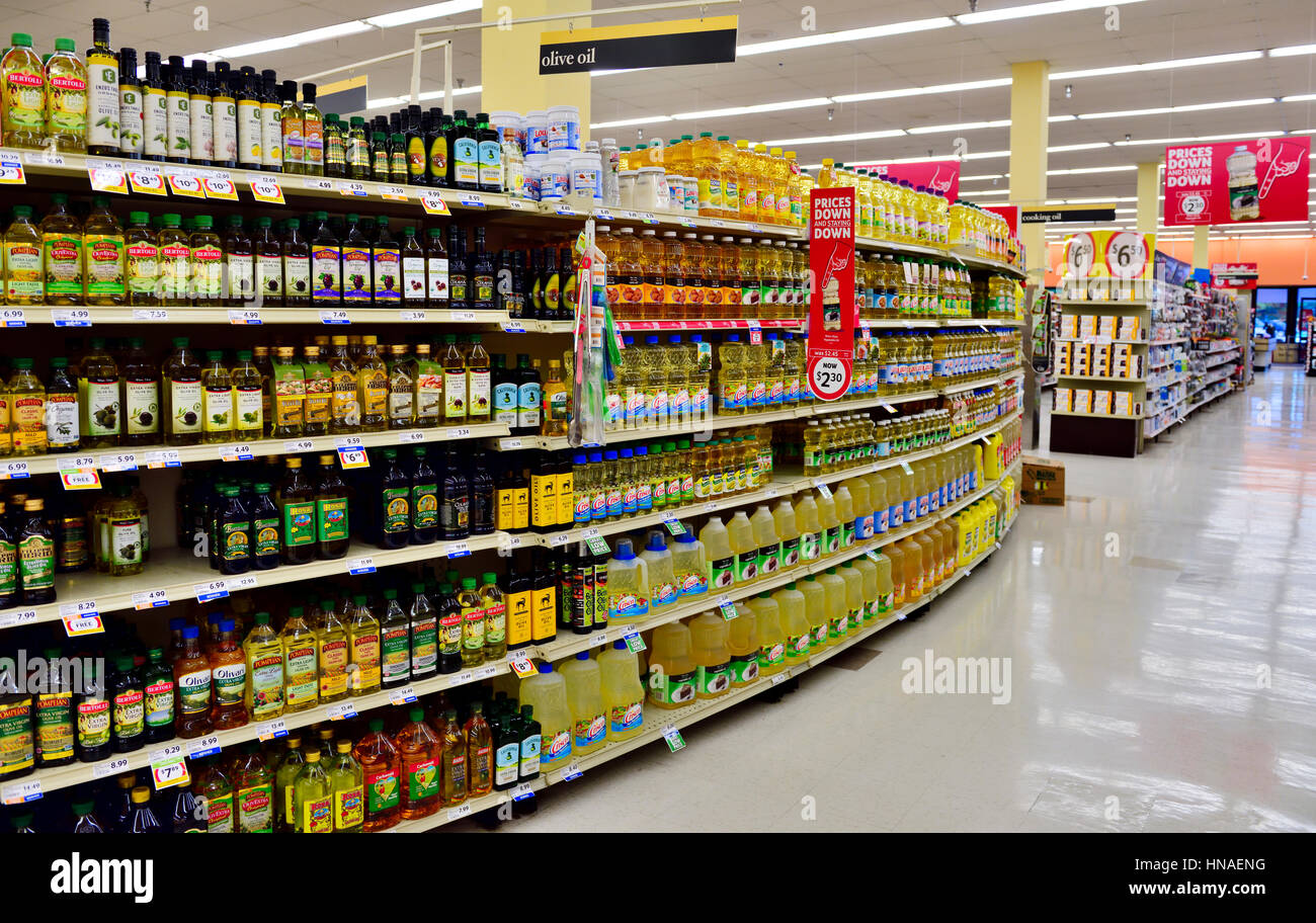 Regale von Olivenöl in Winn-Dixie Lebensmittelgeschäft, Supermarkt-Kette, Florida, USA Stockfoto