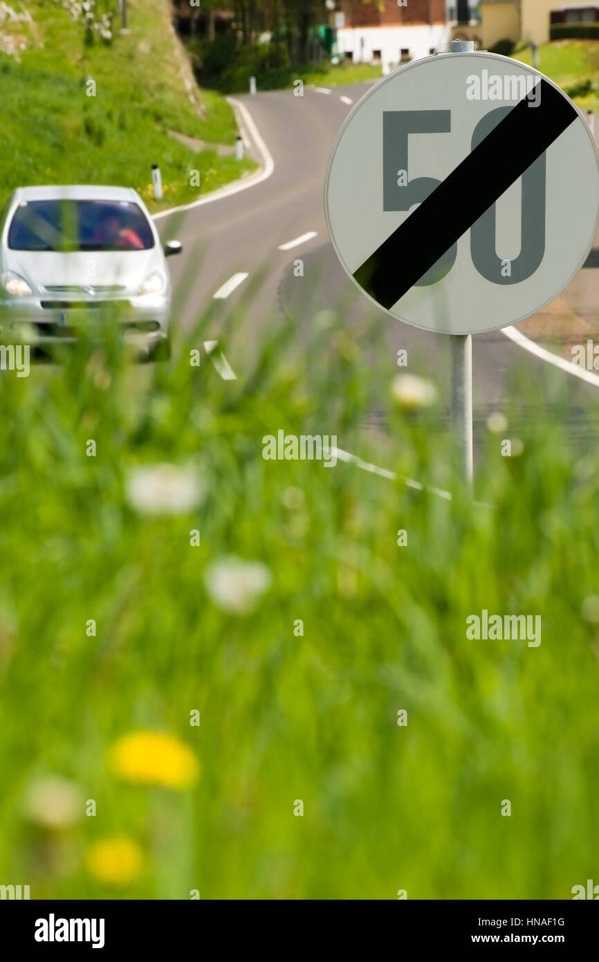 Auto Auf Landstra? e, 50km/H Geschwindigkeitsbeschraenkung - Auto auf Landstraße, 50 km/h Höchstgeschwindigkeit Stockfoto