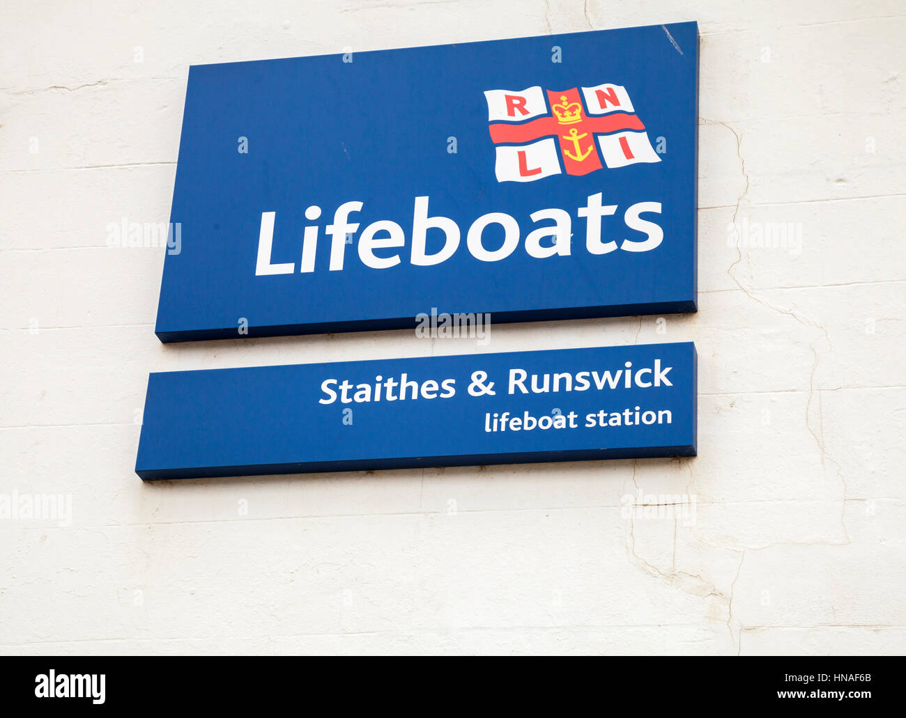 Die RNLI Rettungsboote Station Zeichen an der Wand Staithes, North Yorkshire Stockfoto
