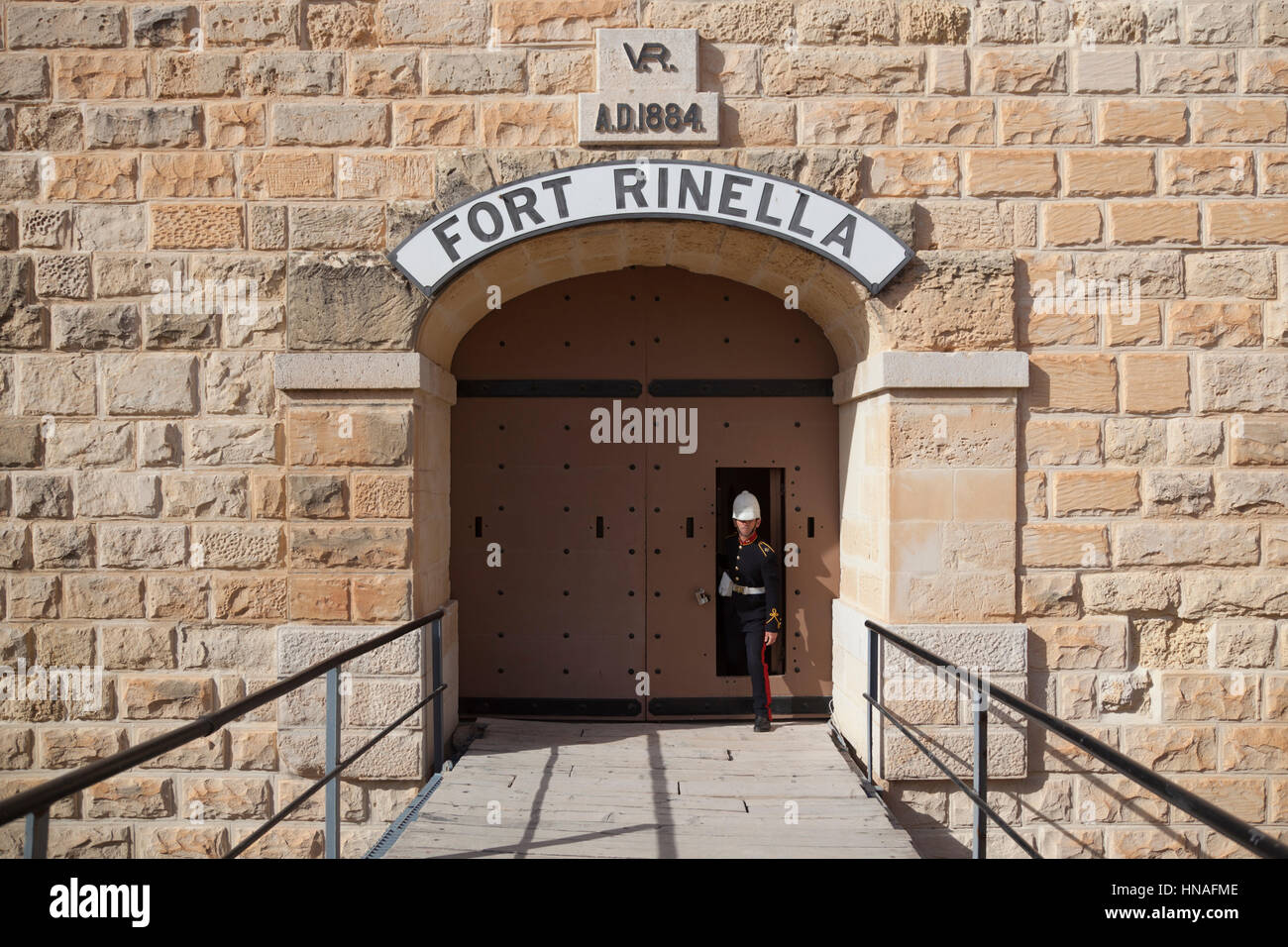 Site-Index im Zeitraum britische militärische einheitliche heraustreten aus dem Haupteingang Fort Rinella in Malta. Stockfoto