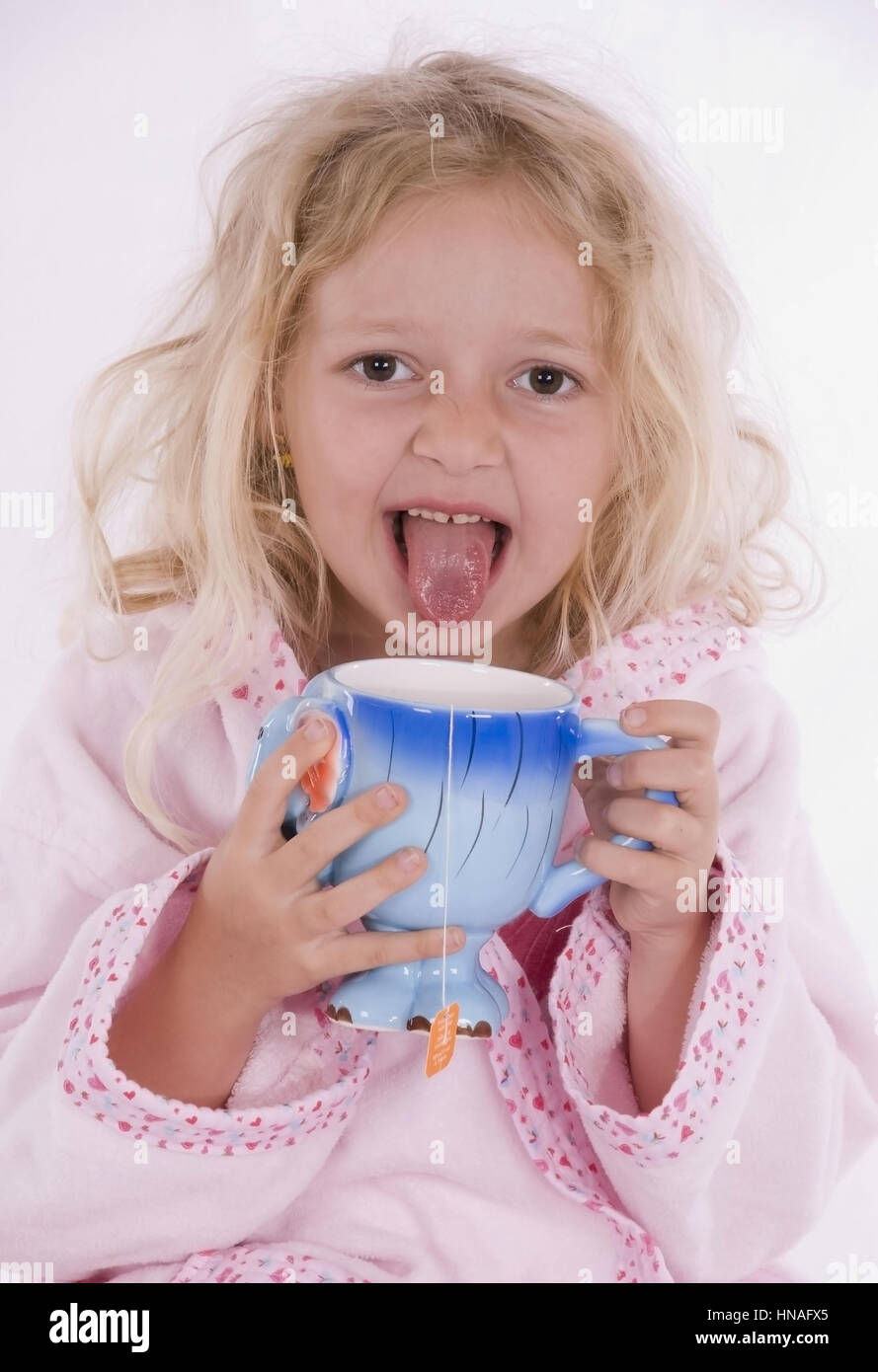 Näher, 6 Jahre, Mit Teetasse - Mädchen trinkt Tee Stockfoto