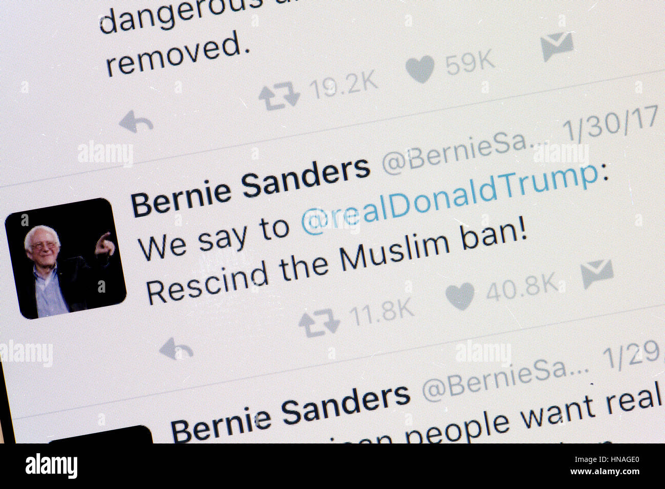 Senator Bernie Sanders Twitter-Account auf dem Handy-Bildschirm - USA Stockfoto