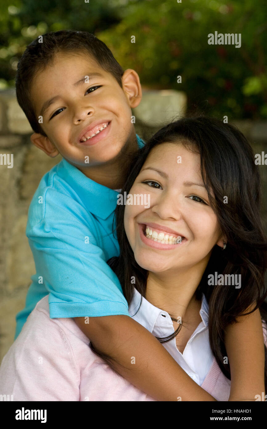 Glücklich Hispanic-Mutter und Sohn. Stockfoto