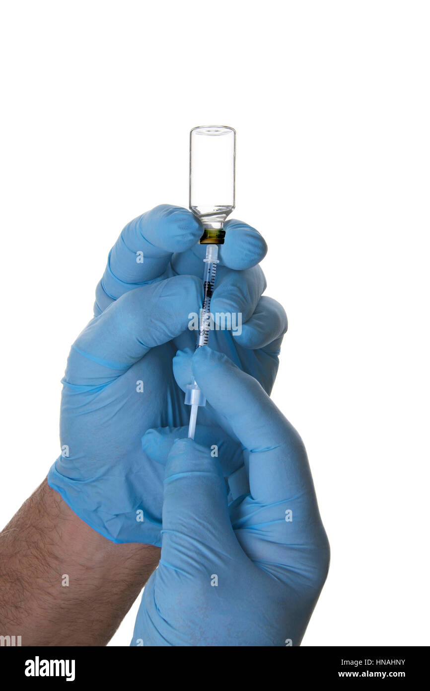 Nahaufnahme eines blauen Handschuhen, männliche Person, die Medikamente von  einem klaren Fläschchen mit einer 40-Einheit 1 ml Spritze Absaugen  Stockfotografie - Alamy