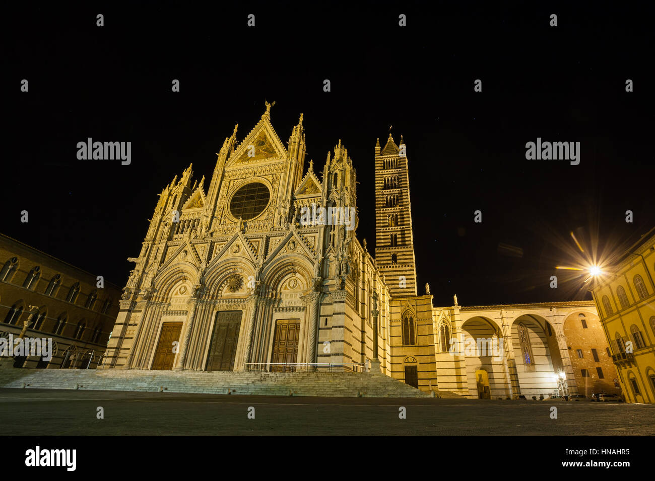 Nachtansicht von Siena Kathedrale Santa Maria Assunta (Duomo di Siena) in Siena, Toskana, Italien.  Italienische Wahrzeichen Stockfoto