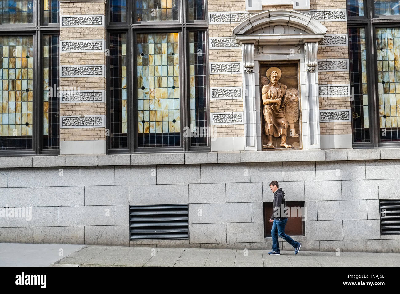 Passanten vor getönten Kirchenfenster Stockfoto