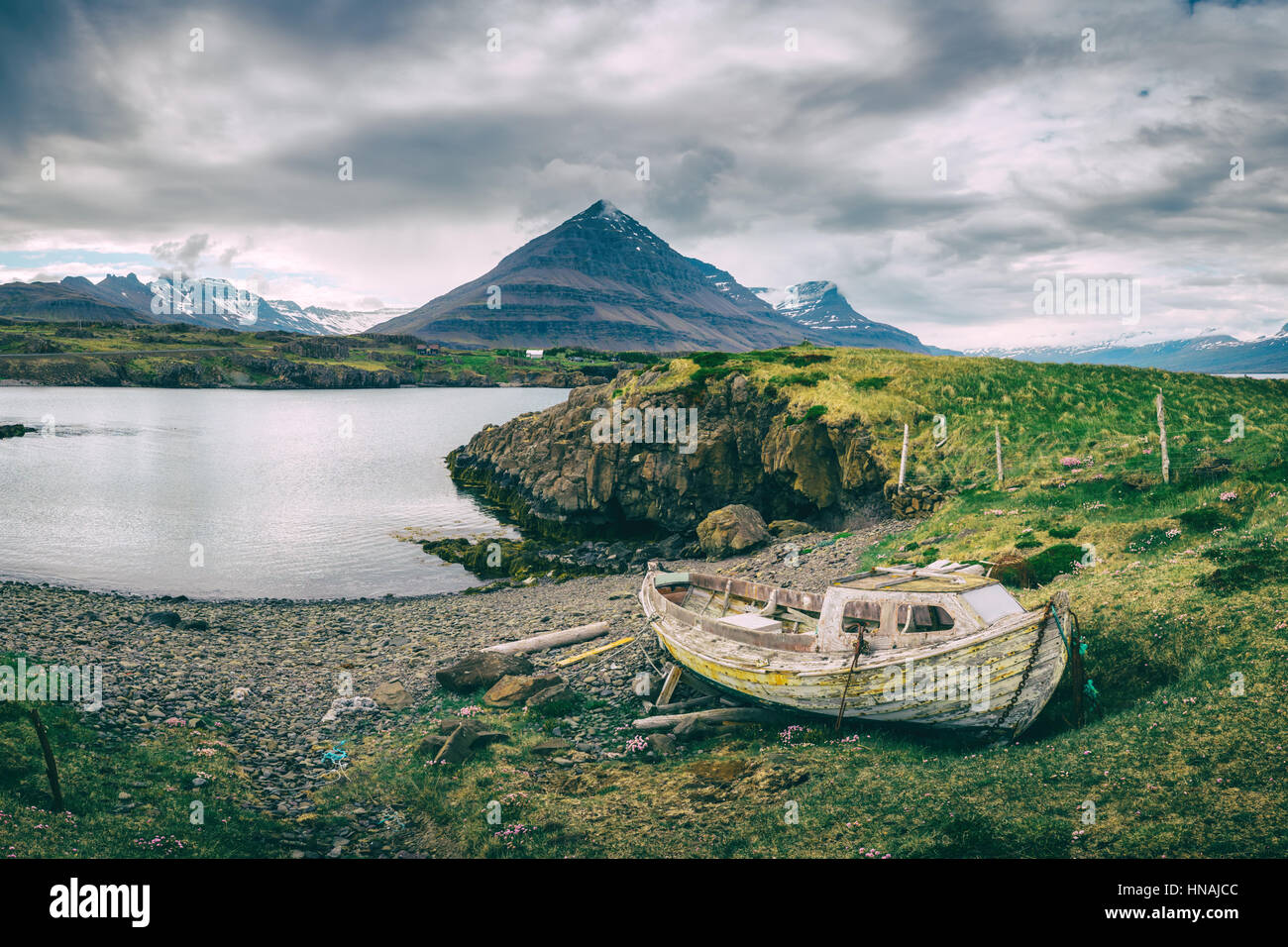Typische Island Landschaft mit Fjord und Berge. Getönten wie Instagram-filter Stockfoto