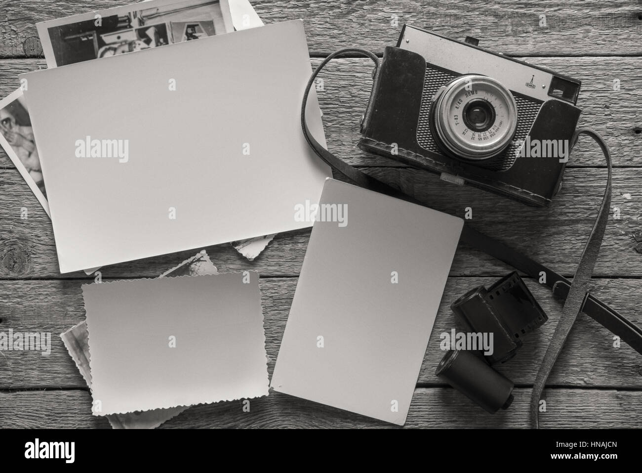 Fotografie-Konzept mit alten Kamera und Fotos Stockfoto