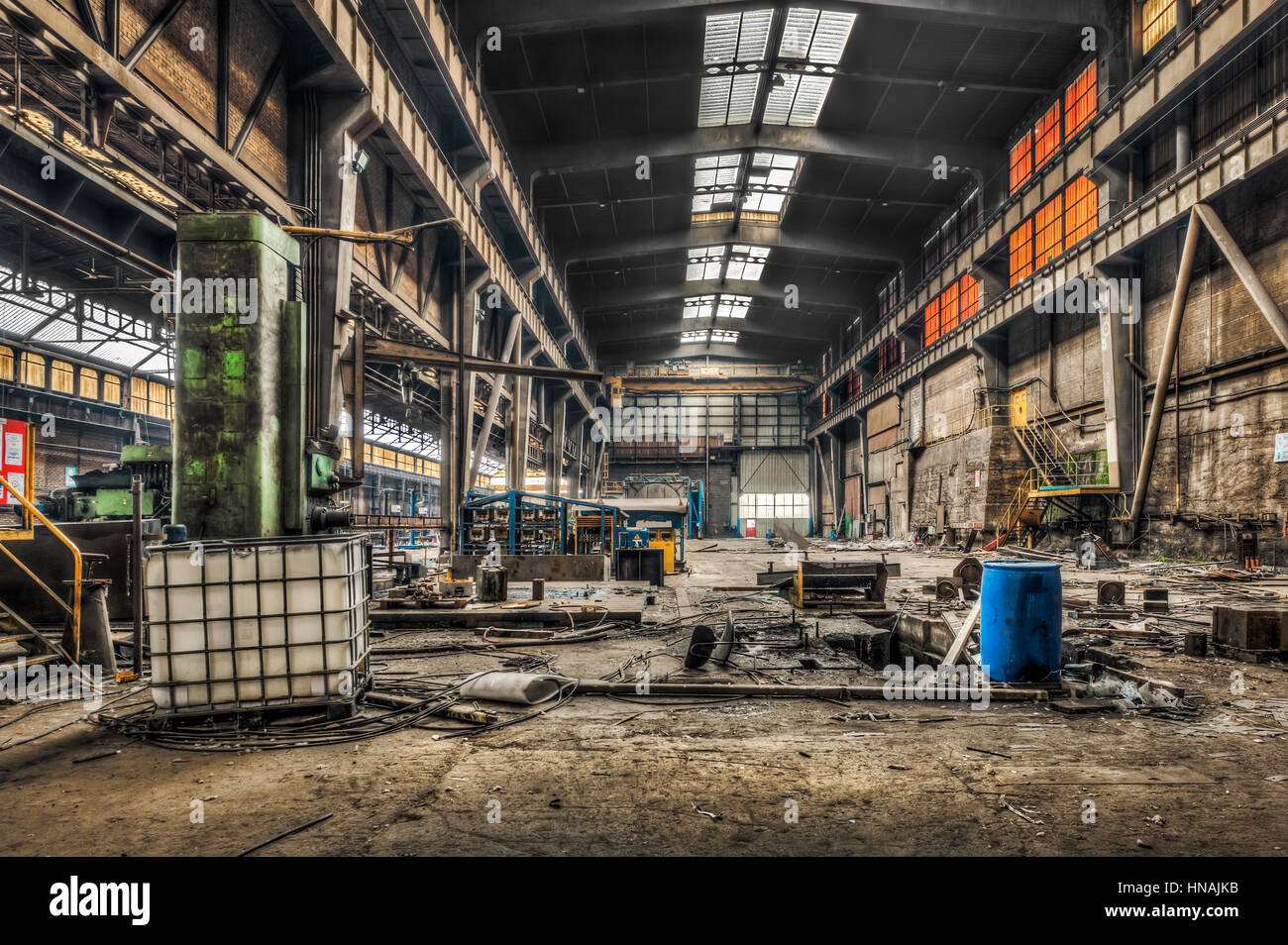 Großen verlassenen Industriehalle Stockfoto