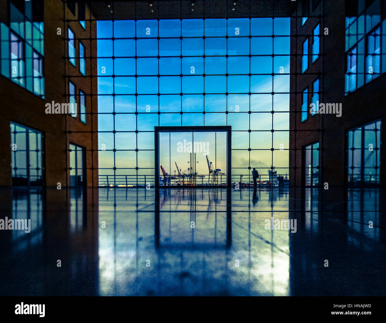 Hafen Sie Bild vom Innenraum durch eine massive Glasbau mit geraden Linien und Reflexionen. Flughafen-Feeling am Hamburger Hafen Stockfoto