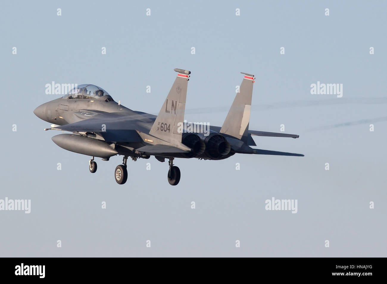 F-15E von 494nd Fighter Squadron landet auf dem RAF Lakenheath in der Weihnachtszeit im Jahr 2014 fliegen. Stockfoto