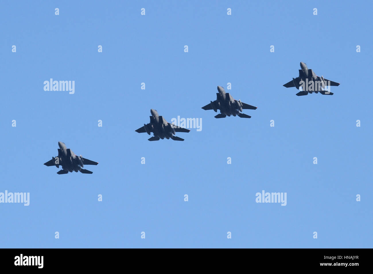 Vier Schiff der F-15E von der 494 Fighter Squadron RAF Lakenheath in der Weihnachtszeit fliegen in den Overhead angekommen. Stockfoto