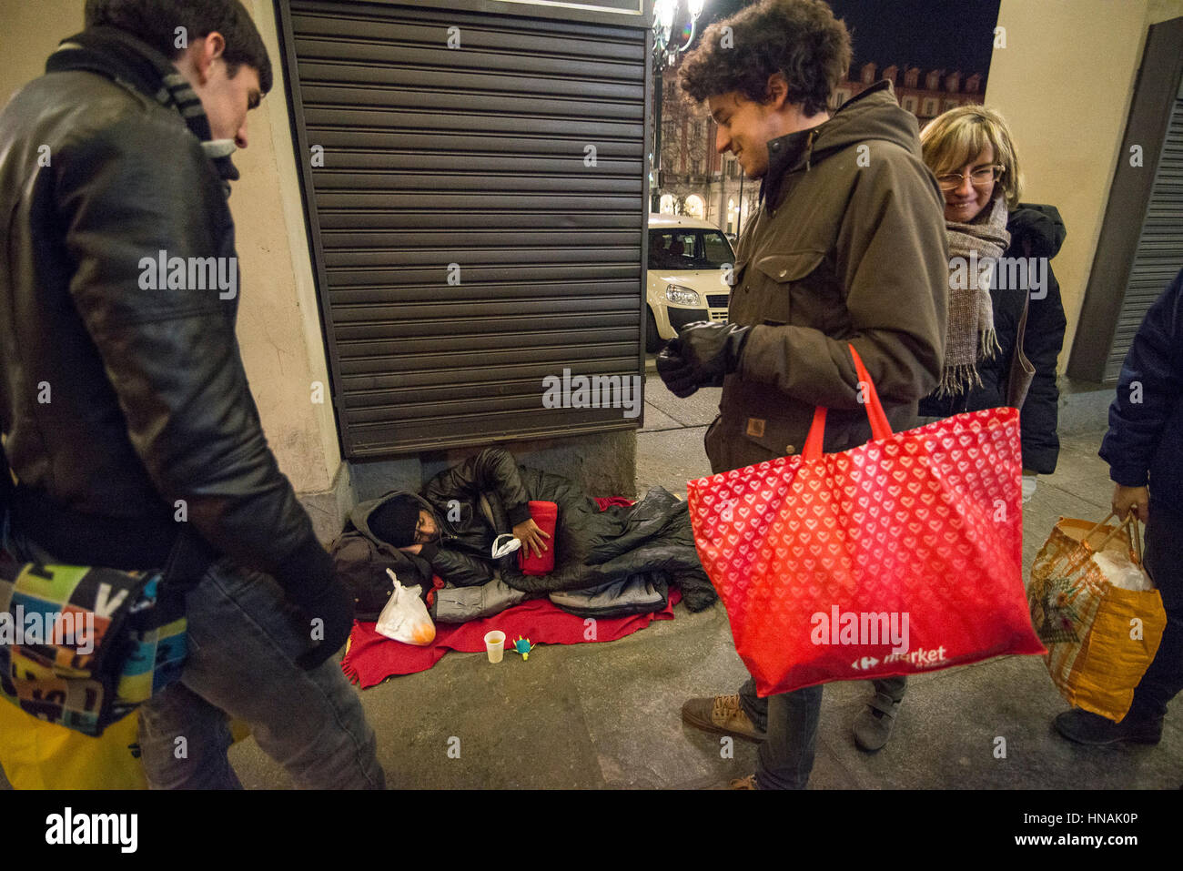 Turin, Italien-29 Januar 2017: die Gemeinschaft der Sant'Egidio von Turin, die auf der ganzen Welt tätig ist, jede Woche für drei Jahre verteilt und Dienstleistungen Obdachlose in Turin brachte sie persönlich bereit, warme Mahlzeiten und decken zu helfen, wie man am besten Gesicht Leben auf der Straße. Stockfoto