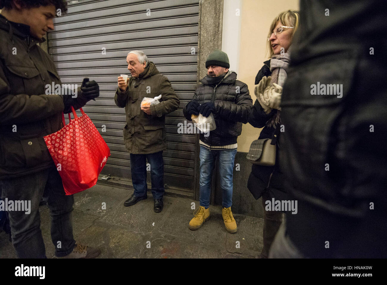 Turin, Italien-29 Januar 2017: die Gemeinschaft der Sant'Egidio von Turin, die auf der ganzen Welt tätig ist, jede Woche für drei Jahre verteilt und Dienstleistungen Obdachlose in Turin brachte sie persönlich bereit, warme Mahlzeiten und decken zu helfen, wie man am besten Gesicht Leben auf der Straße. Stockfoto