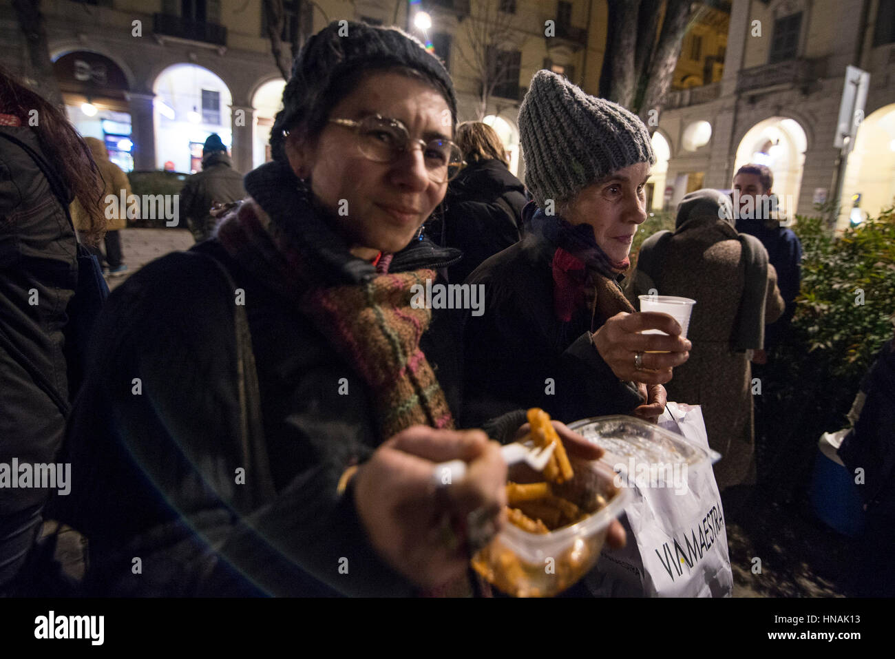 Turin, Italien-29 Januar 2017: die Gemeinschaft der Sant'Egidio von Turin, die auf der ganzen Welt tätig ist, jede Woche für drei Jahre verteilt und Dienstleistungen Obdachlose in Turin brachte sie persönlich bereit, warme Mahlzeiten und decken zu helfen, wie man am besten Gesicht Leben auf der Straße. Stockfoto