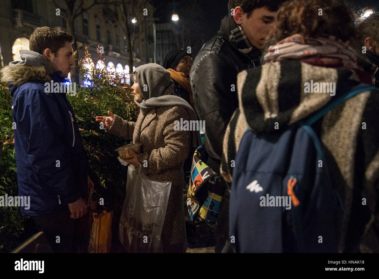 Turin, Italien-29 Januar 2017: die Gemeinschaft der Sant'Egidio von Turin, die auf der ganzen Welt tätig ist, jede Woche für drei Jahre verteilt und Dienstleistungen Obdachlose in Turin brachte sie persönlich bereit, warme Mahlzeiten und decken zu helfen, wie man am besten Gesicht Leben auf der Straße. Stockfoto