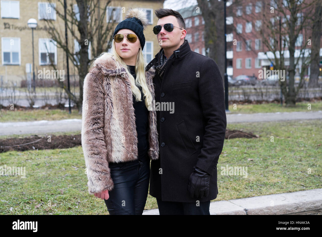 Paar schöne kaukasischen Mode. Frau in GAP und einen Pelzmantel. Mann in Handschuhe. Schwedische skandinavischer Herkunft. Winter- und outdoor im Stadtbild. Stockfoto