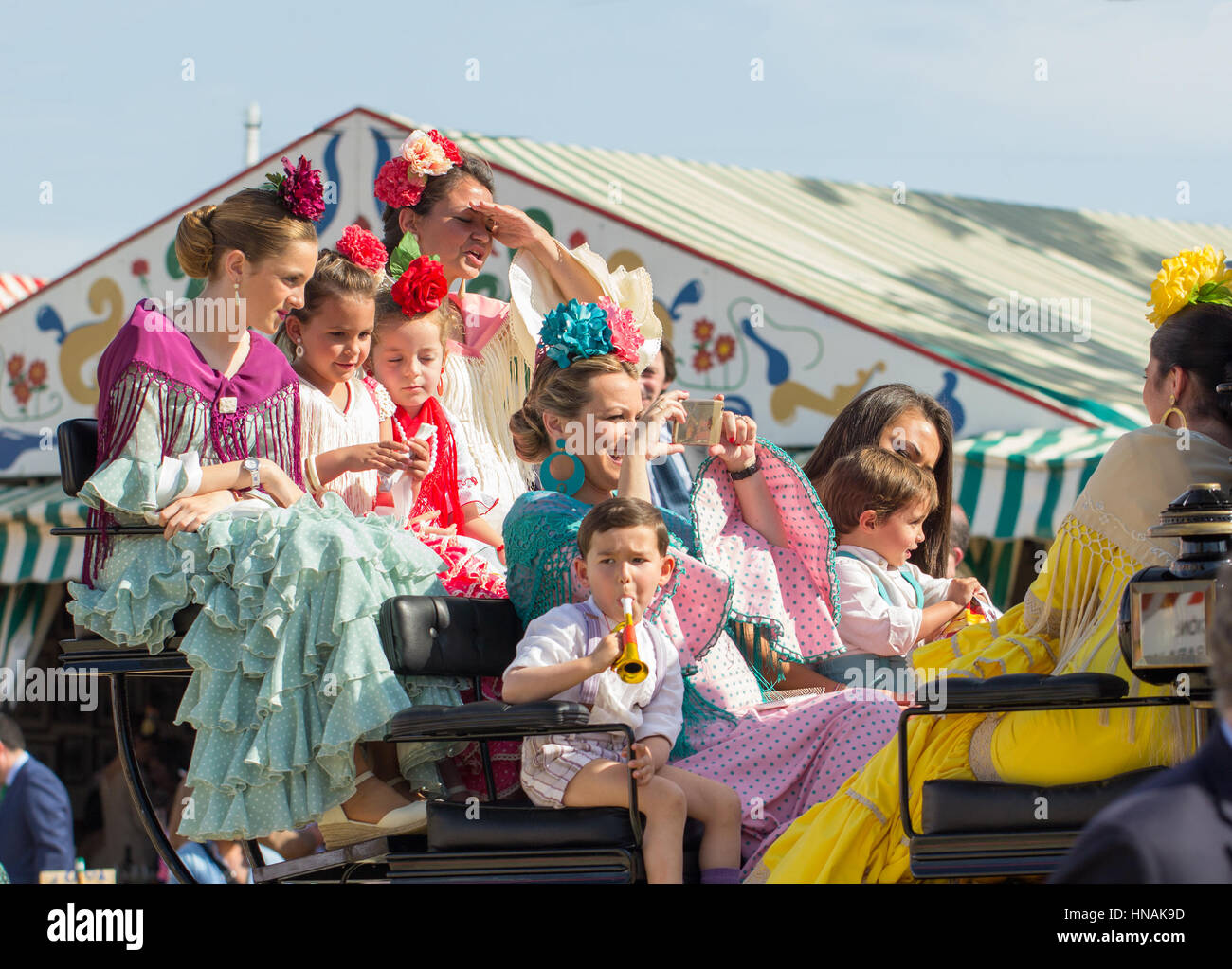 Sevilla, Spanien - 25 APR: Leute gekleidet in traditionellen Kostümen Kutschen Reiten und feiert Sevillas April Fair am 25. April 2014 in Sev Stockfoto