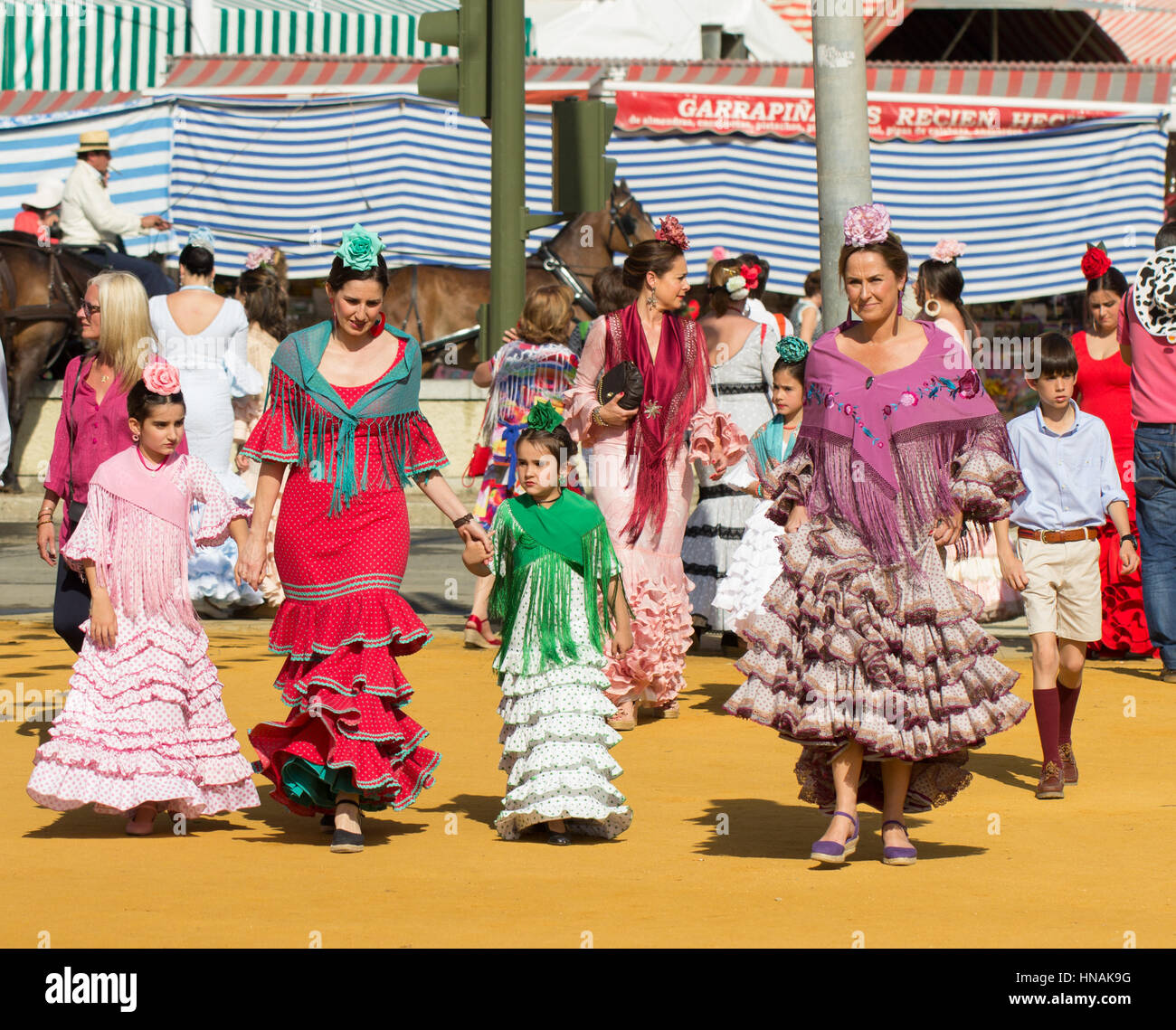 Sevilla, Spanien - 25 APR: Frauen gekleidet in traditionellen Kostümen auf der Sevillas April Fair am 25. April 2014 in Sevilla, Spanien Stockfoto