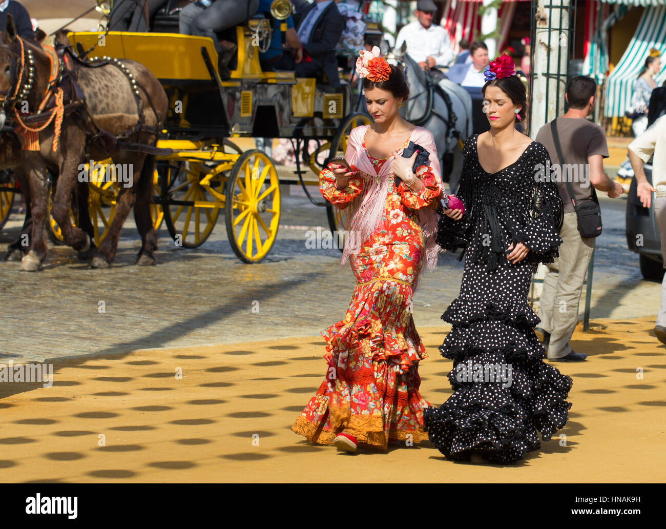 Sevilla, Spanien - 25 APR: Frauen gekleidet in traditionellen Kostümen auf der Sevillas April Fair am 25. April 2014 in Sevilla, Spanien Stockfoto