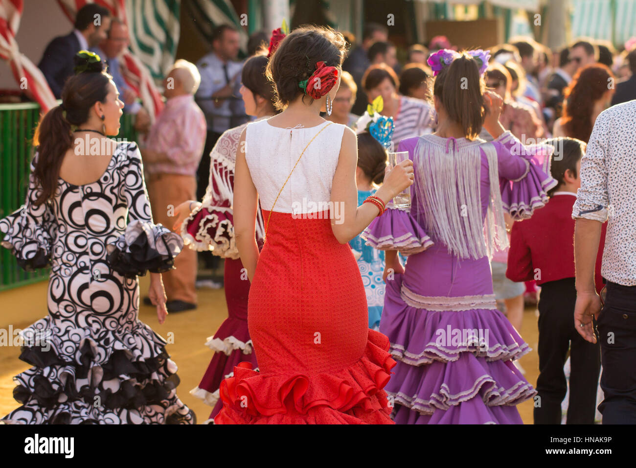 Sevilla, Spanien - 25 APR: Frauen gekleidet in traditionellen Kostümen auf der Sevillas April Fair am 25. April 2014 in Sevilla, Spanien Stockfoto