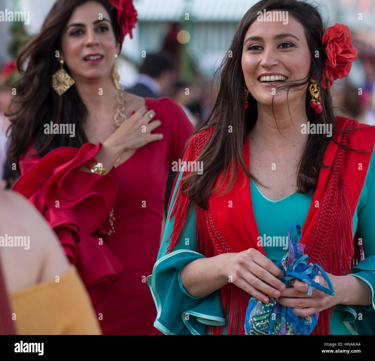 Sevilla, Spanien - 25 APR: Frauen im Flamenco Kleidung bei der Sevillas April Fair am 25. April 2014 in Sevilla, Spanien Stockfoto