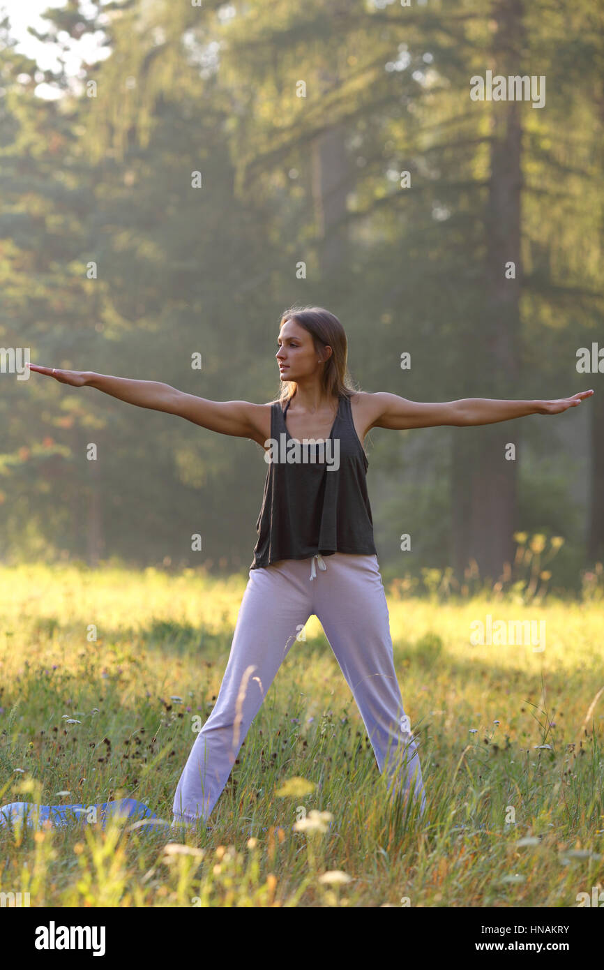 Junge Frau konzentriert sich auf die Ausübung des yoga Stockfoto