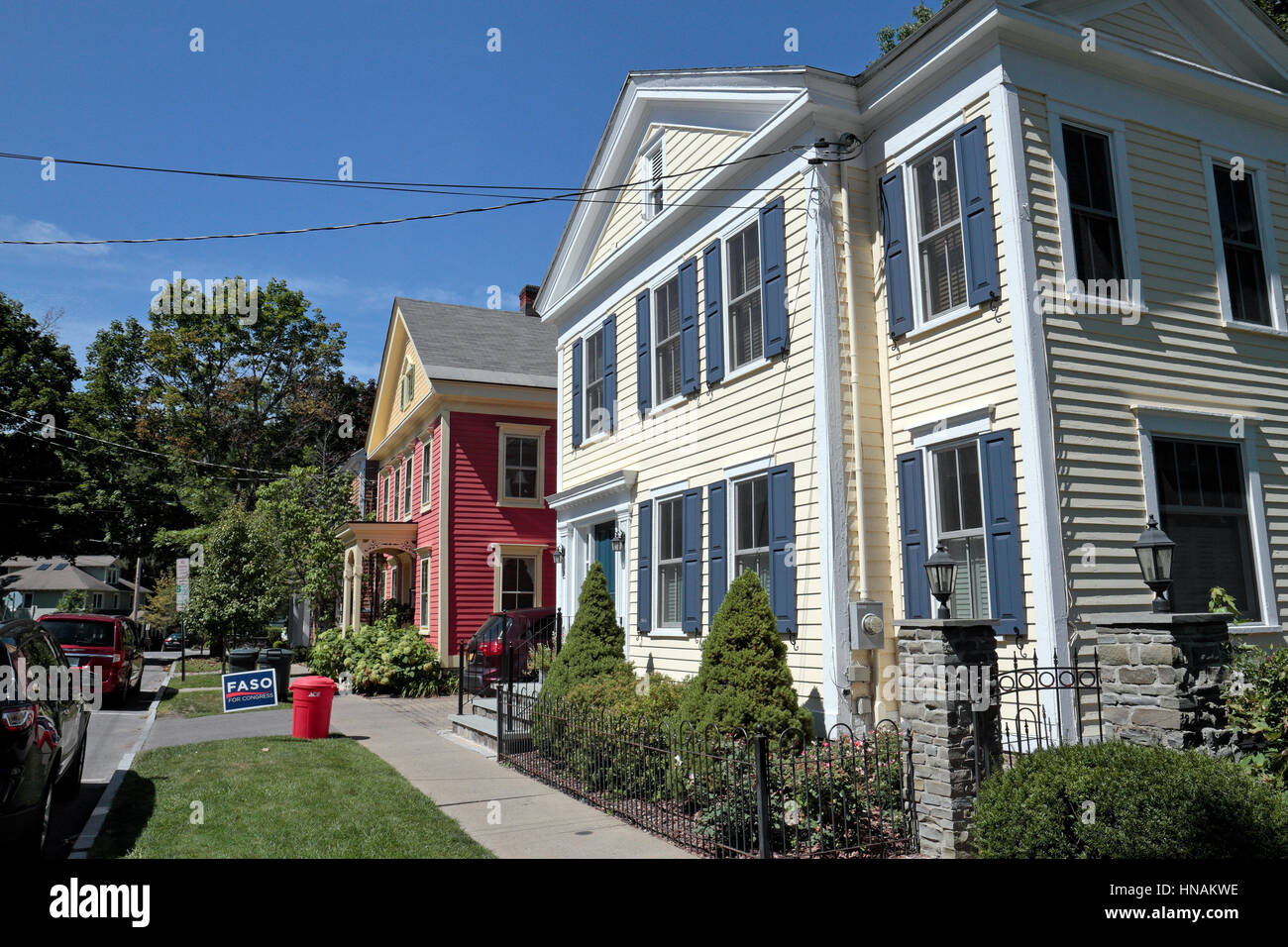 Typische Wohnungen in einer Wohngegend von historischen Cooperstown, Otsego County, New York, Vereinigte Staaten von Amerika. Stockfoto