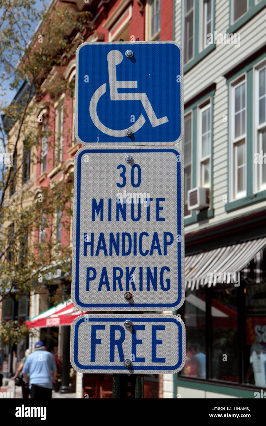 Anmeldung für eine 30-minütige Parkplatz außerhalb Geschäfte auf Main Street, historische Cooperstown, Otsego County, New York, Vereinigte Staaten Behinderte. Stockfoto