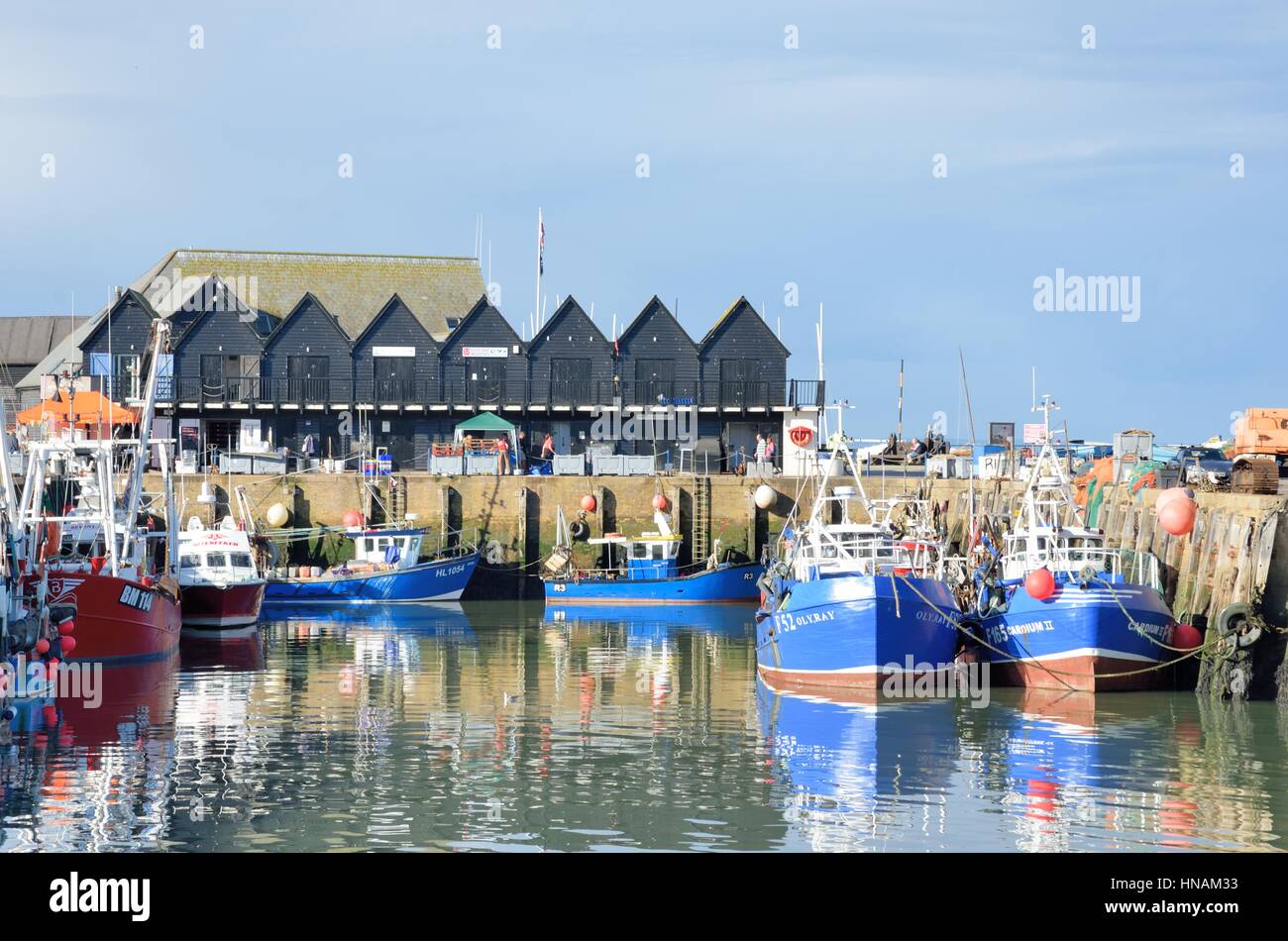 Whitstable, Großbritannien - Otcober 1, 2016: Angelboote/Fischerboote und Fishermans Schuppen im Hafen von Whitstable Stockfoto