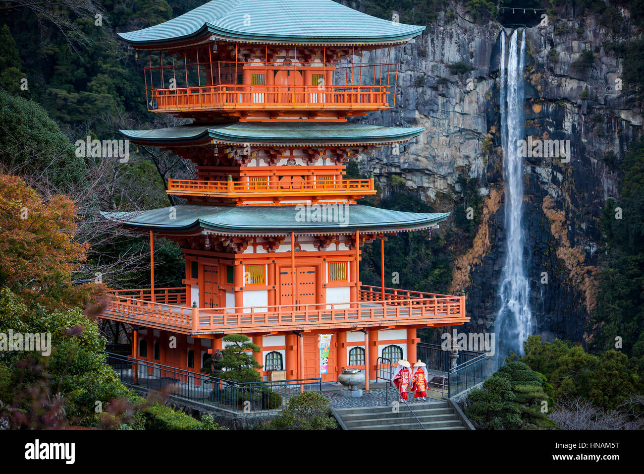 Nachisan Seiganto-Ji-Tempel (Three-Storied-Pagode) und Nachi-Wasserfall in der Nähe von Kumano Nachi Taisha Grand Shire, Kumano Kodo, Nakahechi Route, Wakayama, Stockfoto