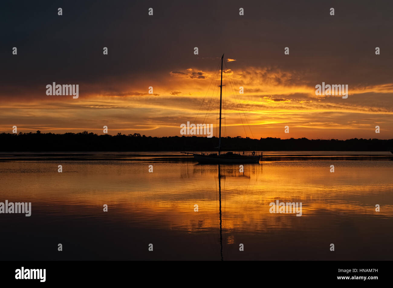 Vor Anker für Sonnenuntergang entlang des St. Johns River Stockfoto