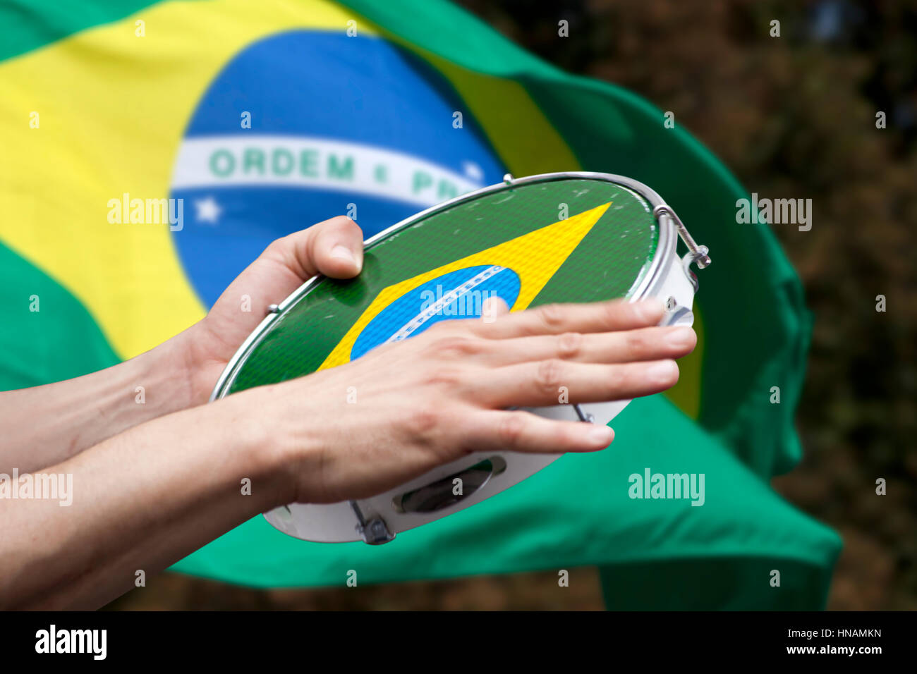 Tamburin-Player auf Samba-Umzug Stockfoto