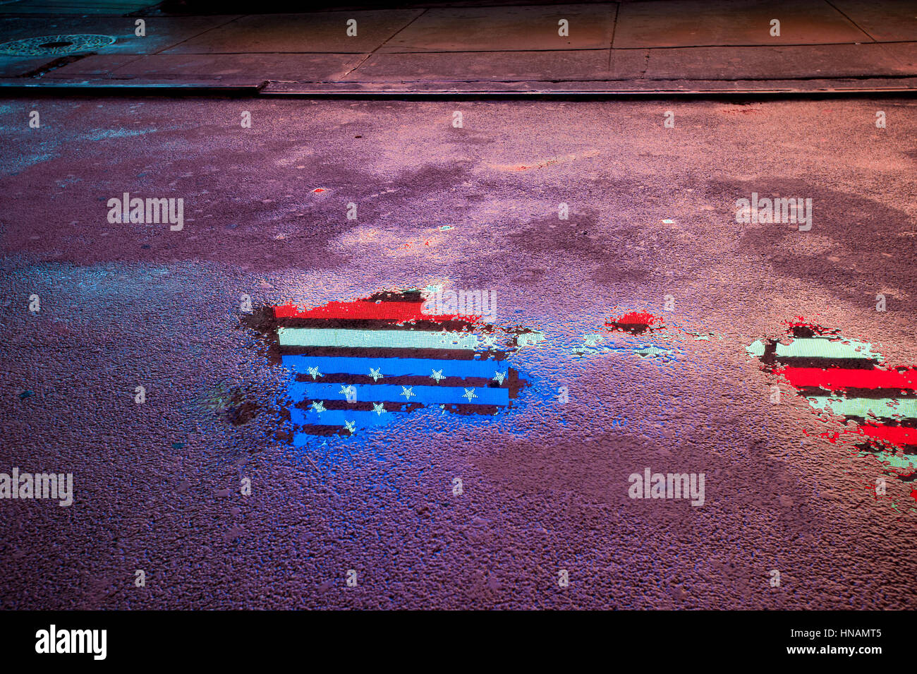 Vereinigte Staaten von Amerika Flagge Reflexion über die Pfütze Stockfoto