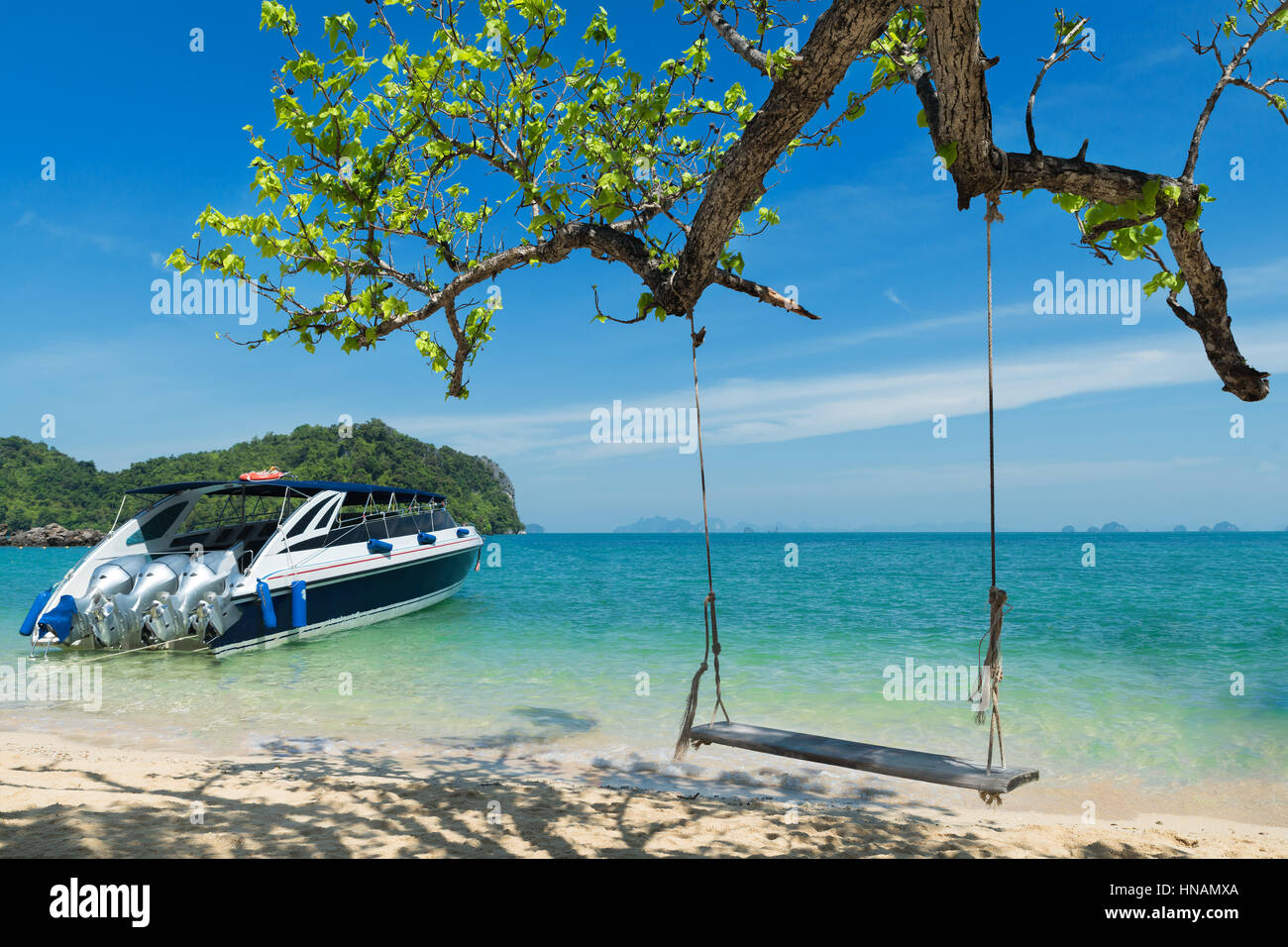 Holzschaukel Stuhl hängen am Baum in der Nähe von Strand von Island in Phuket, Thailand. Sommer Urlaubsreisen und Urlaub-Konzept. Stockfoto