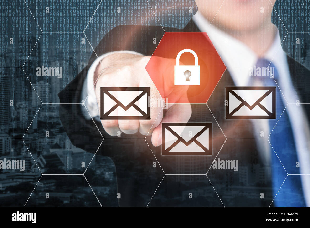 Geschäftsmann Drücken der Schaltfläche "e-Mail-Sicherheit" auf virtuelle Bildschirme für Internet- und e-Mail-Sicherheit. Wirtschaft, Technik, Internet und virtuelle Realität co Stockfoto