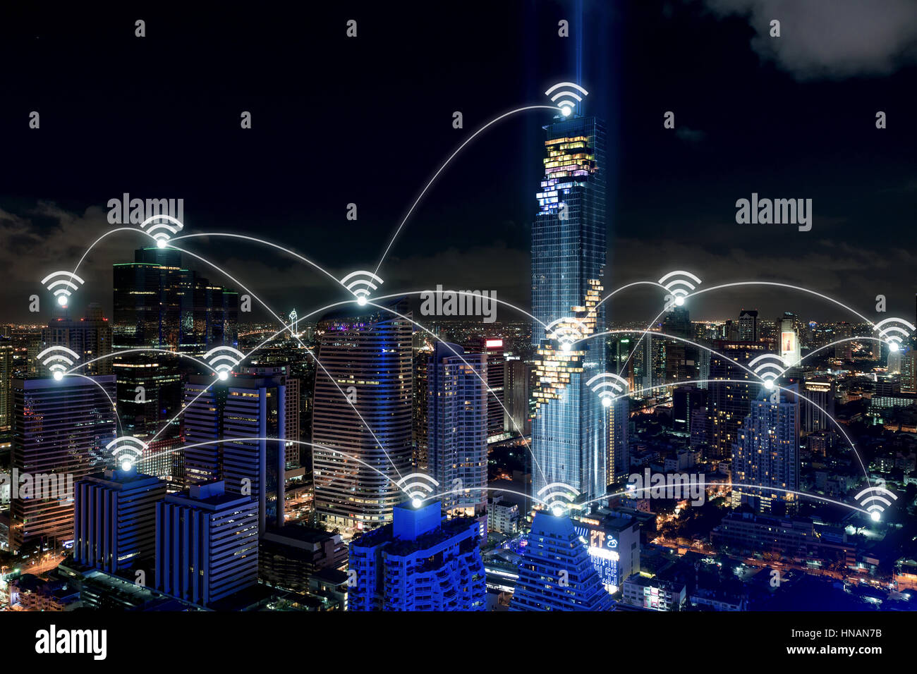 Smart-City und drahtlose Kommunikationsnetz, Geschäftsviertel mit Bürogebäude, abstraktes Bild visuell, Internet der Dinge-Konzept Stockfoto