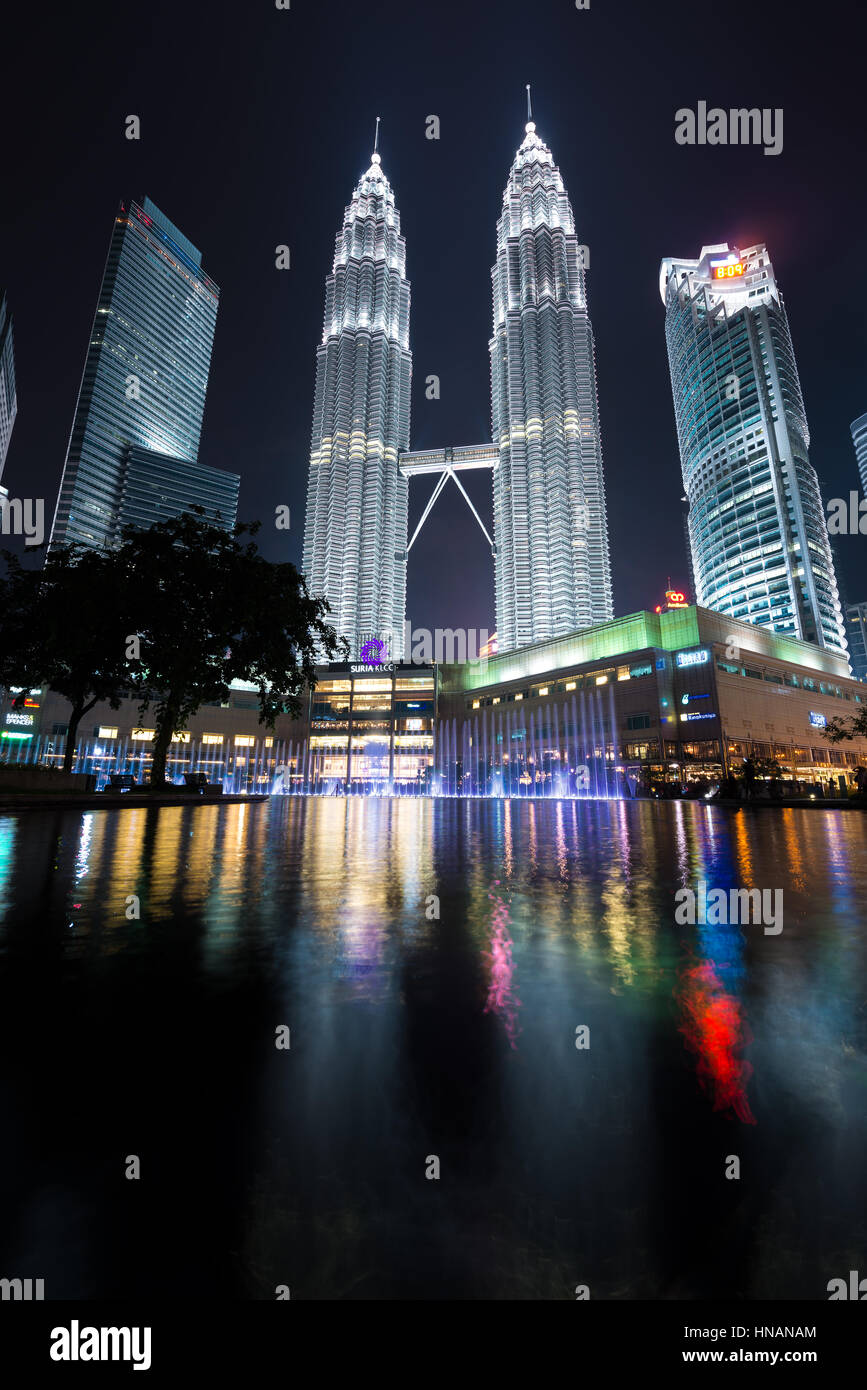 KUALA LUMPUR, MALAYSIA - 16. April 2016: Petronas Twin Towers mit musikalischen Springbrunnen in der Nacht in Kuala Lumpur, Malaysia Stockfoto