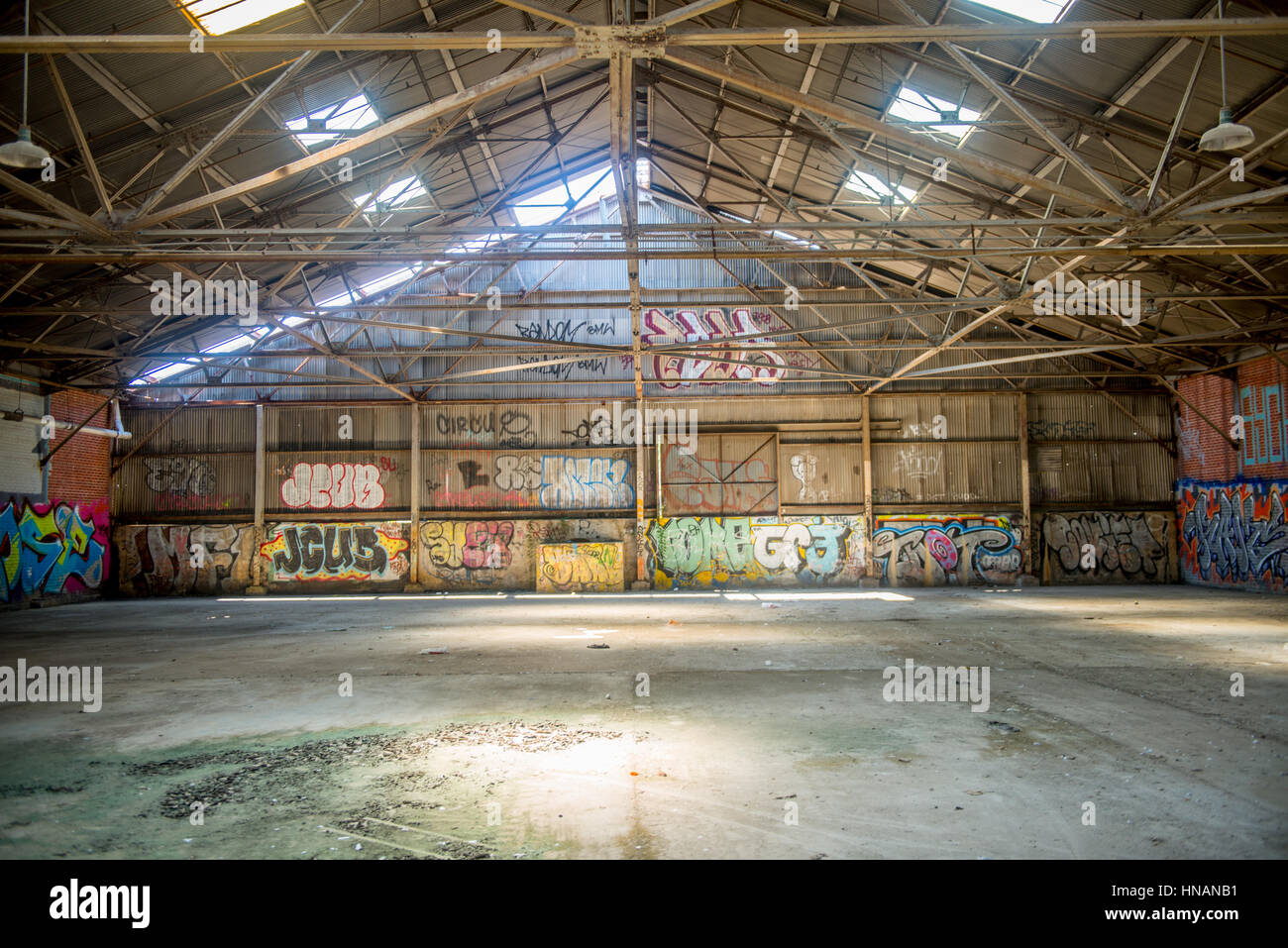 Industriehalle mit Graffiti, befindet sich in South Baltimore verlassen. Stockfoto