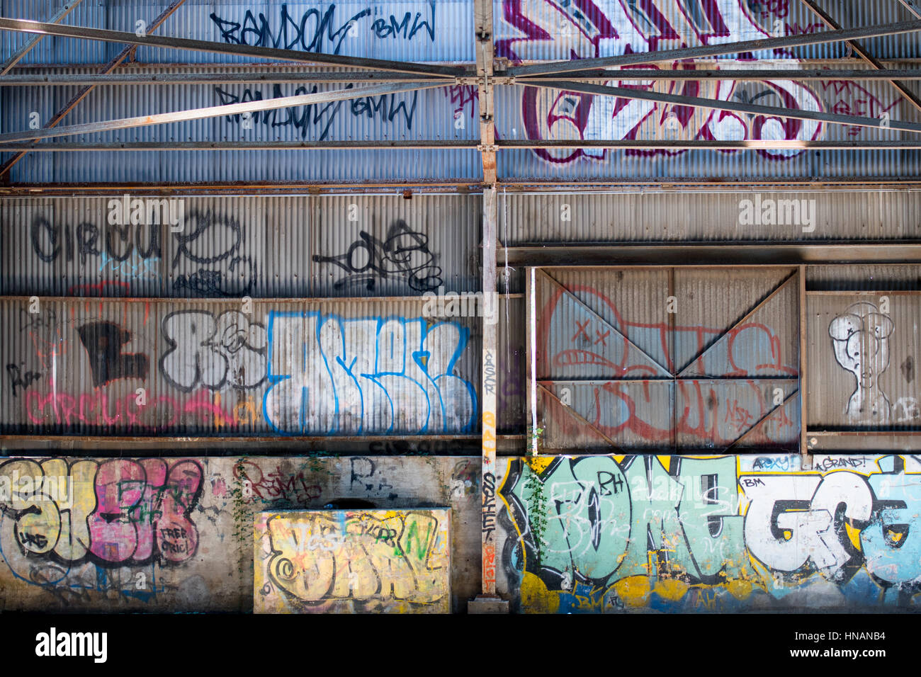 Industriehalle mit Graffiti, befindet sich in South Baltimore verlassen. Stockfoto