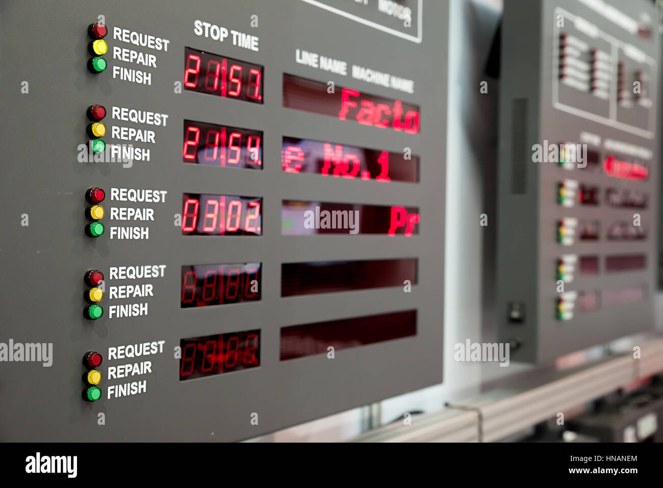 Maschine-Status-Monitor im Kontrollraum in Fabrik Stockfoto