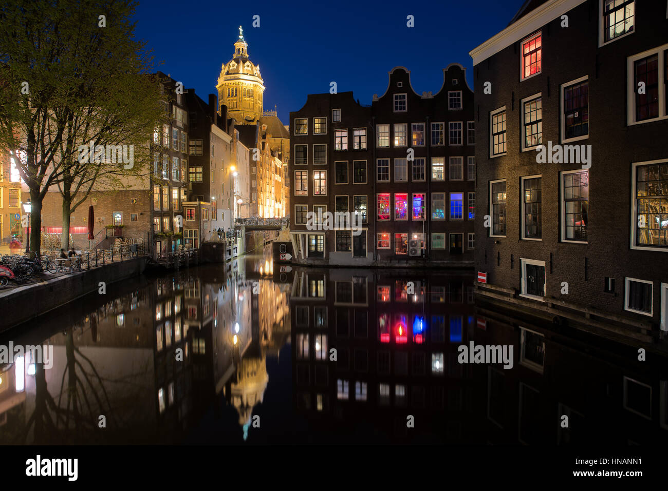 Amsterdam-Skyline im historischen Viertel in der Nacht, Amsterdam, Niederlande. Stockfoto