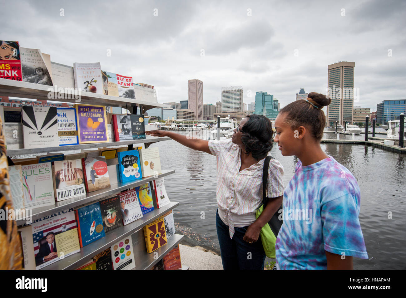 Zwei Frauen stoppen um Bücher auf dem Display des Baltimore-Buch-Festivals am Innenhafen zu betrachten. Stockfoto